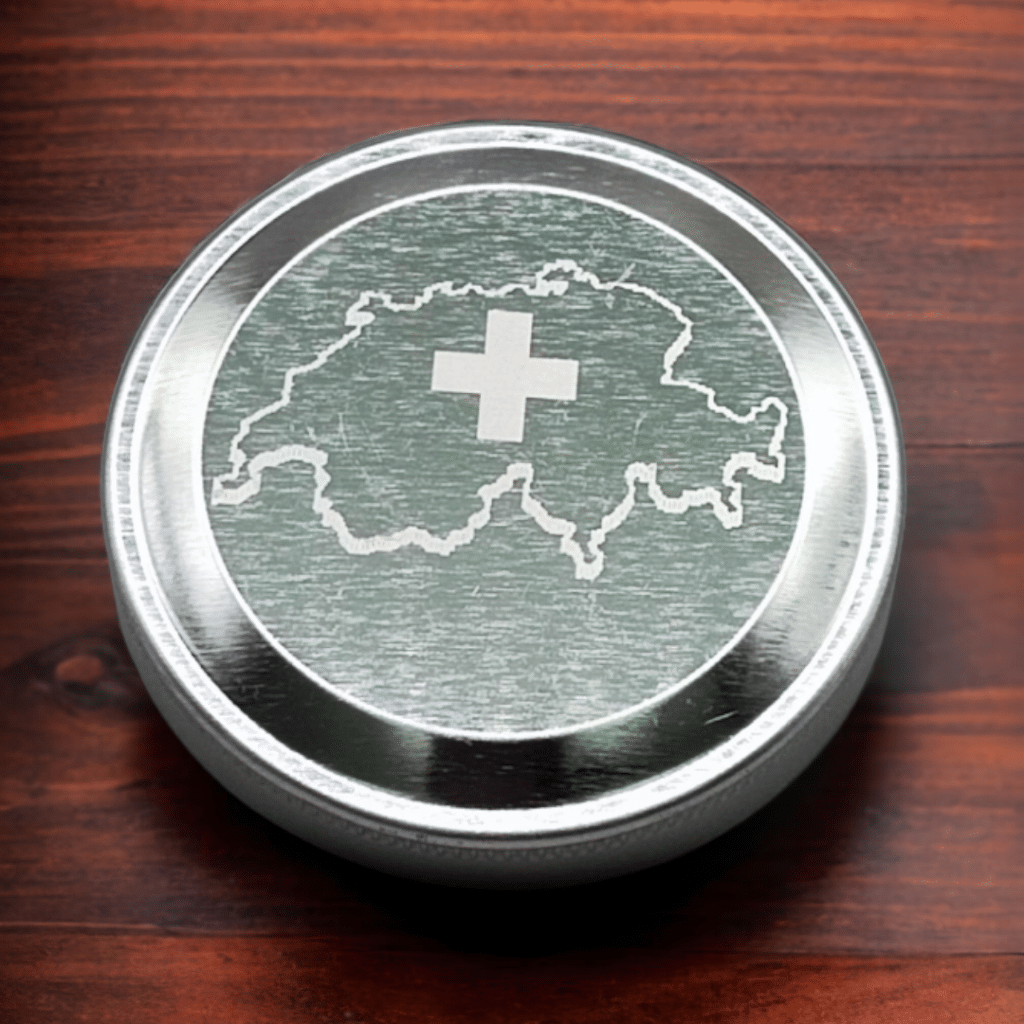 Die Schweizer Schnupfdose auf dunklem Holz