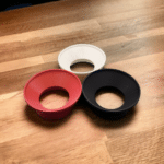 Drei Schnupftrichtern von Schnupfdose.ch in den Farben rot, weiss und schwarz